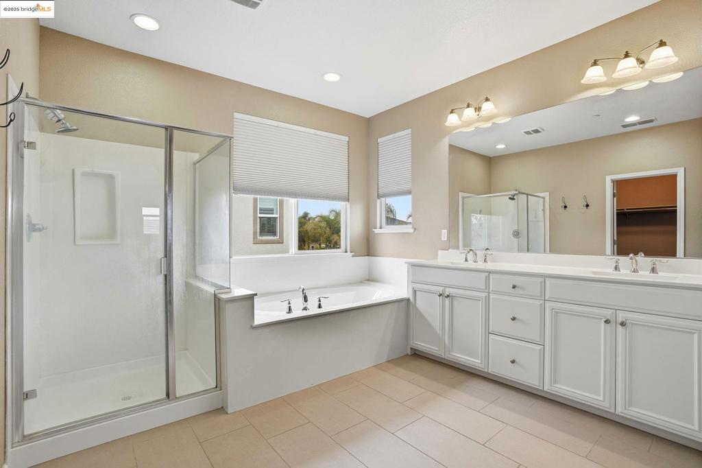 THE LAKES - Residential