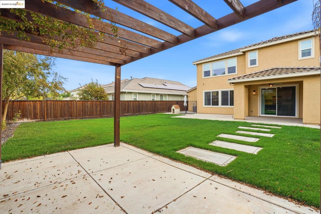 THE LAKES - Residential