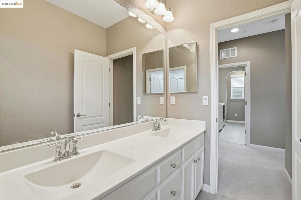 THE LAKES - Residential