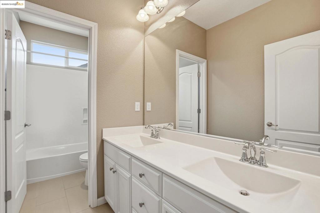 THE LAKES - Residential