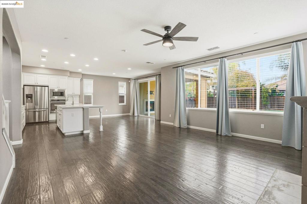 THE LAKES - Residential