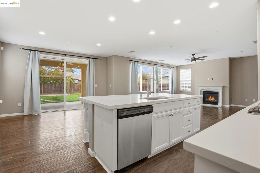 THE LAKES - Residential