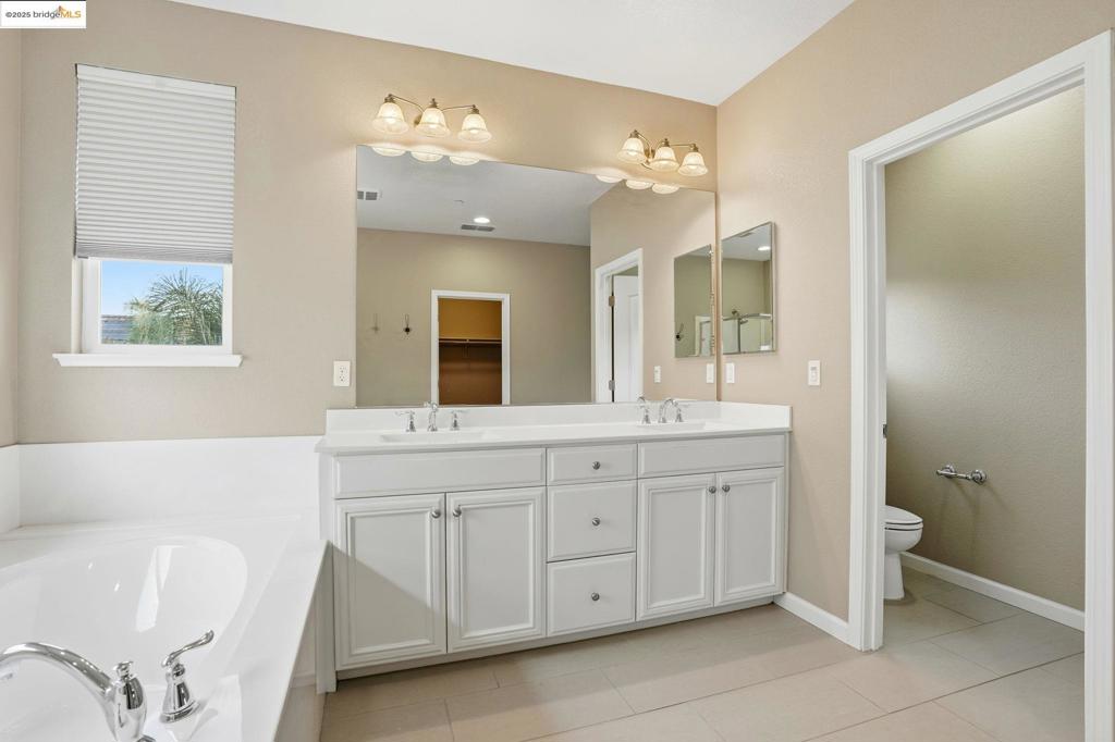 THE LAKES - Residential