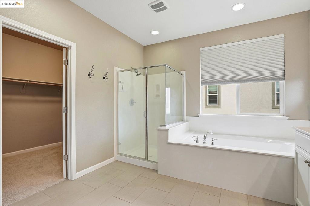 THE LAKES - Residential