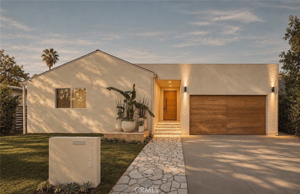 Photo of 5938 Aldea Ave, Encino, CA 91316 (MLS # SR26223116)
