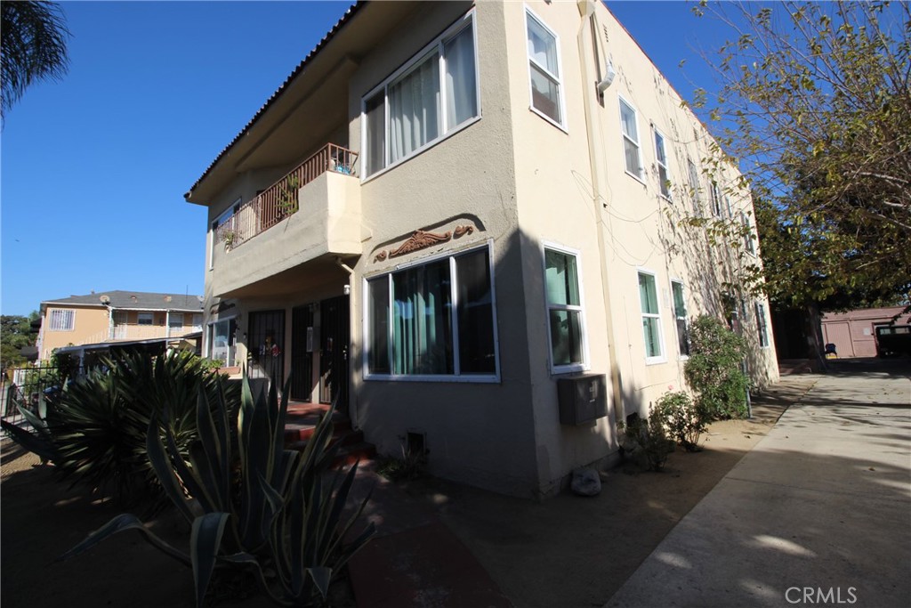 Large living area, separate granite kitchen. Plenty of space to entertain. Family Friendly 2 bedroom 1 and 3/4 bath downstairs unit. Spacious and upgraded laminate floors, newer windows. Close to shopping and schools. No Pets No Smoking. Move In Special $500 off the first two months' rent