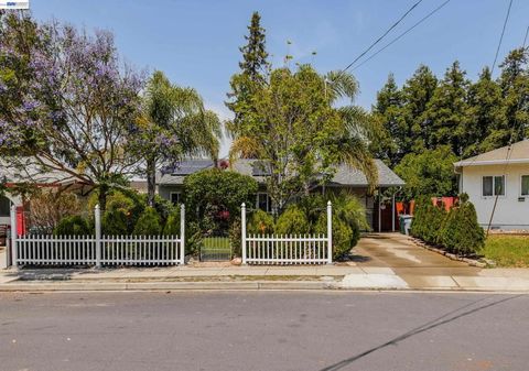 Photo of 26574 Colette St, Hayward, CA 94544 (MLS # 41135618)