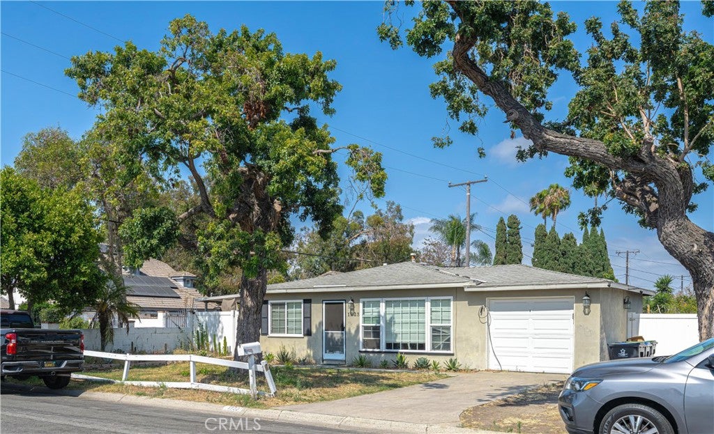 4301 W Lilac