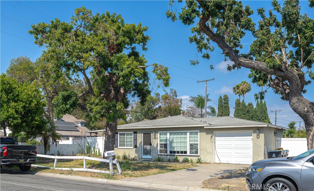 4301 W Lilac