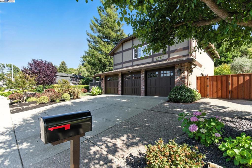 2475 Paddock Dr