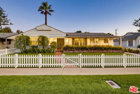 Photo of 12822 Waddell Street, Valley Village, CA 91607 (MLS # 26999123)