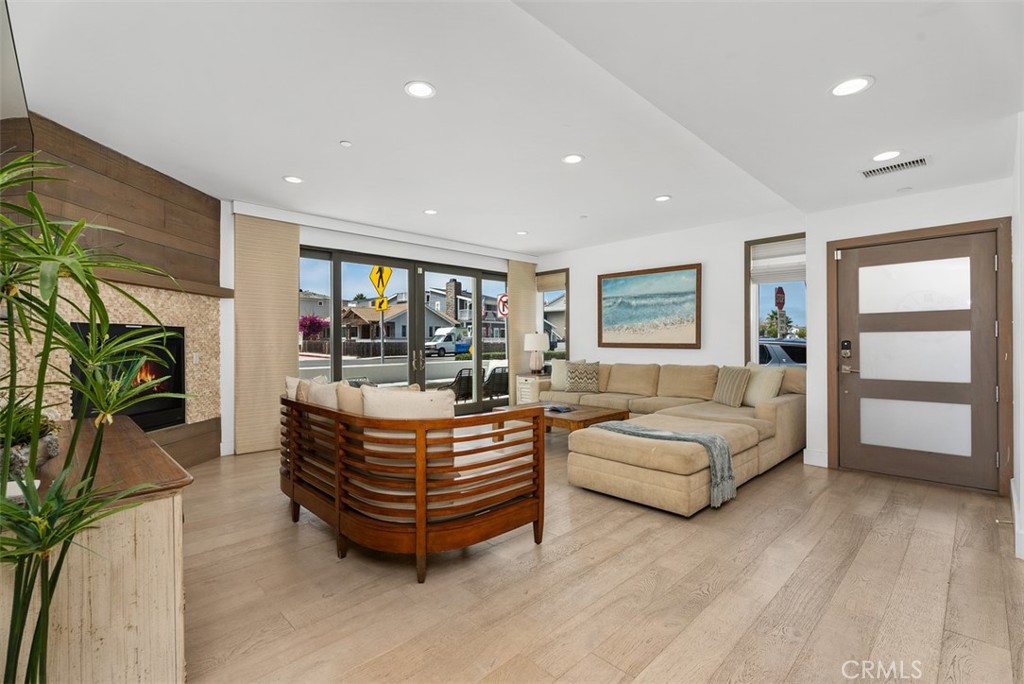 200 E Balboa Boulevard
