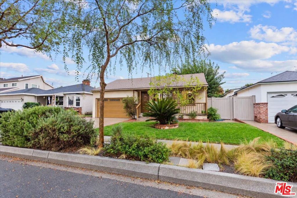 Photo of 11261 Culver Park Drive, Culver City, CA 90230 (MLS # 26104309)