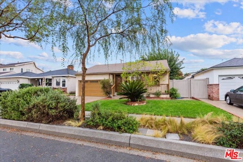 Photo of 11261 Culver Park Drive, Culver City, CA 90230 (MLS # 26104309)