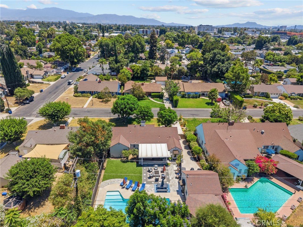 6951 Chisholm