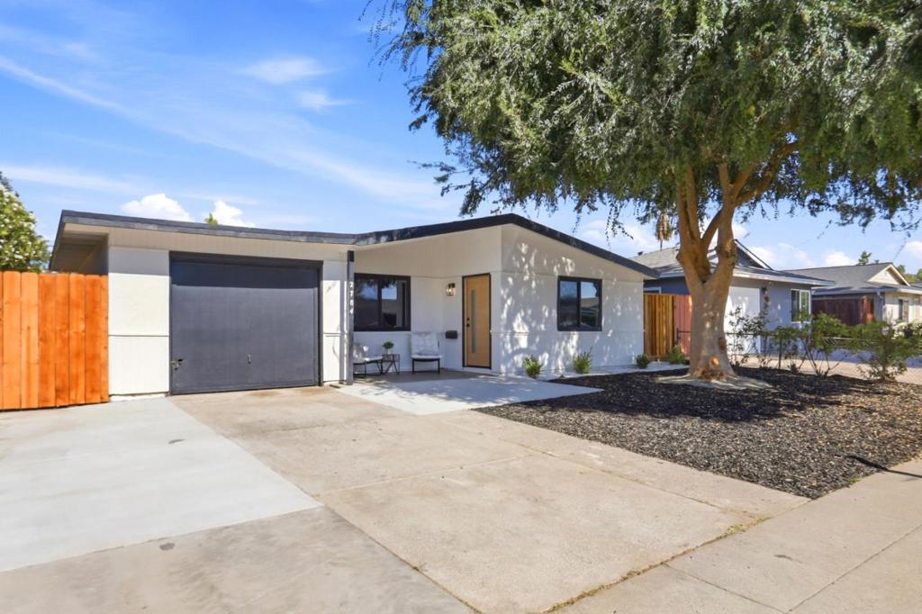 2784 Ophelia Avenue