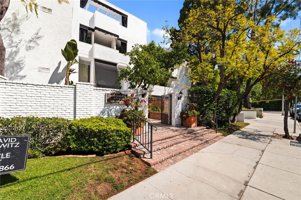 Photo of 4950 Louise Ave #304, Encino, CA 91316 (MLS # CV26079681)