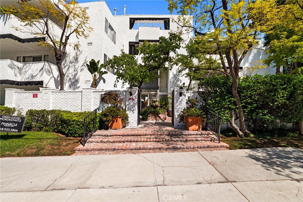 Photo of 4950 Louise Ave #304, Encino, CA 91316 (MLS # CV26079681)