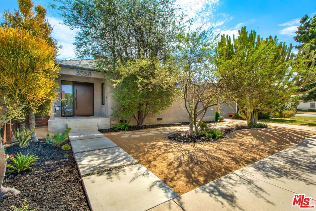 Photo of 3558 S Muirfield Road, Los Angeles, CA 90016 (MLS # 26833321)