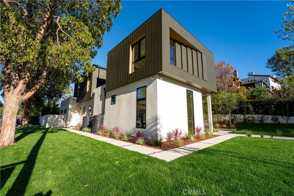 Photo of 10840 Queensland, Los Angeles, CA 90034 (MLS # SR25282066)
