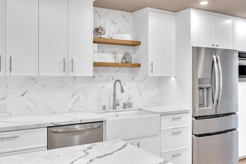33976 Cape Cove