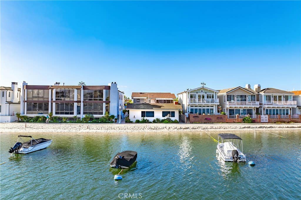Photo of 318 Via Lido Nord, Newport Beach, CA 92663 (MLS # NP25244318)