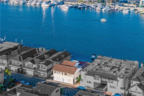 Photo of 318 Via Lido Nord, Newport Beach, CA 92663 (MLS # NP25244318)