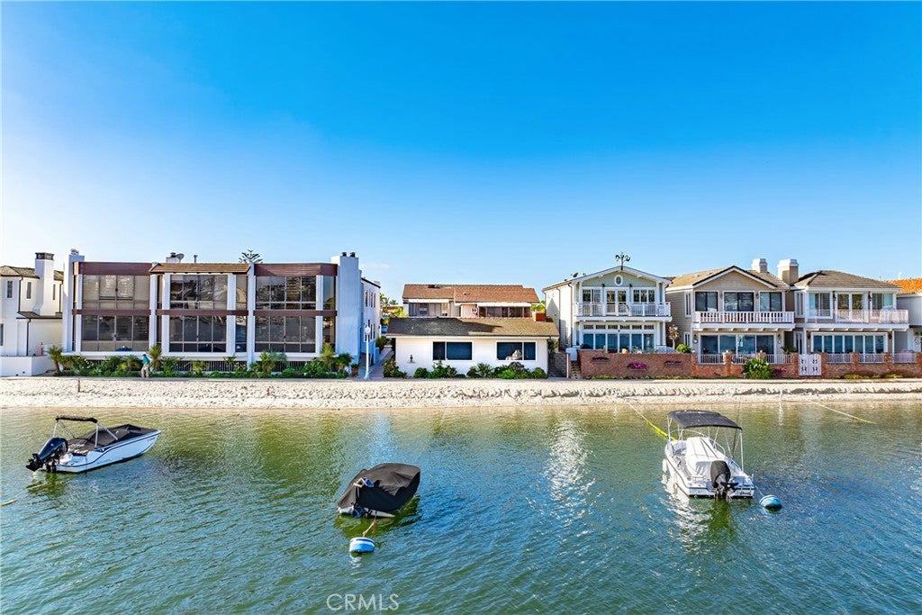 Photo of 318 Via Lido Nord, Newport Beach, CA 92663 (MLS # NP25244318)