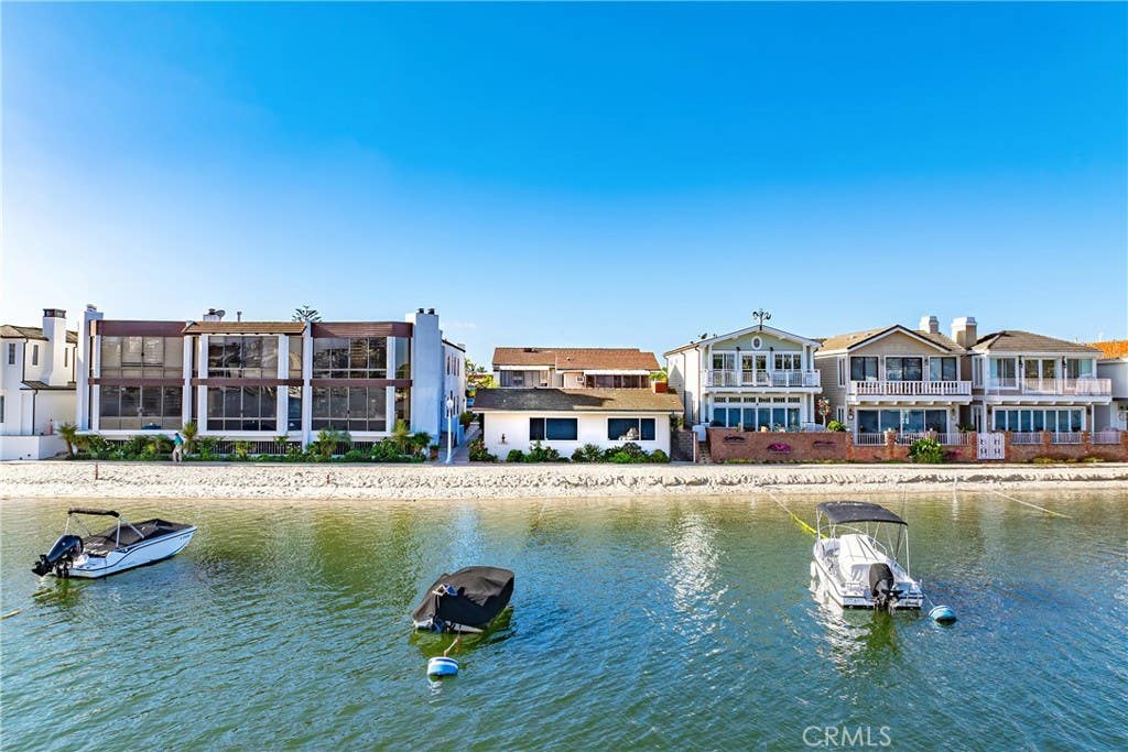 Photo of 318 Via Lido Nord, Newport Beach, CA 92663 (MLS # NP25244318)