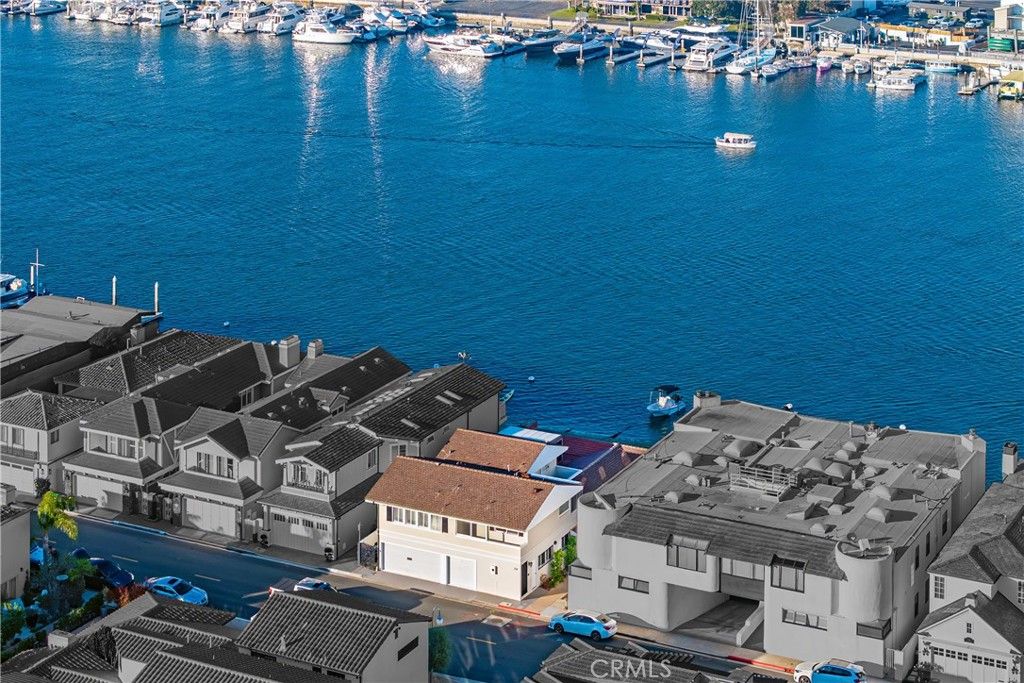 Photo of 318 Via Lido Nord, Newport Beach, CA 92663 (MLS # NP25244318)