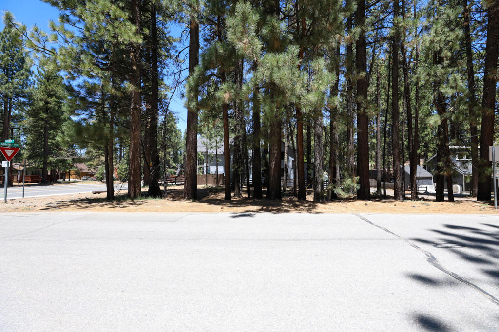 Prime Investment Opportunity Steps from Snow Summit!Welcome to 689 Summit Blvd - a rare duplex-zoned lot in the heart of Big Bear Lake, just steps from world-renowned Snow Summit Ski Resort. Whether you're looking to build a dream mountain getaway, develop an income-generating rental, or both, this location delivers unmatched potential. Enjoy year-round adventure with skiing, snowboarding, hiking, and biking right outside your door. With its unbeatable proximity to the slopes and flexible zoning, this property is a true gem for investors and lifestyle buyers alike.