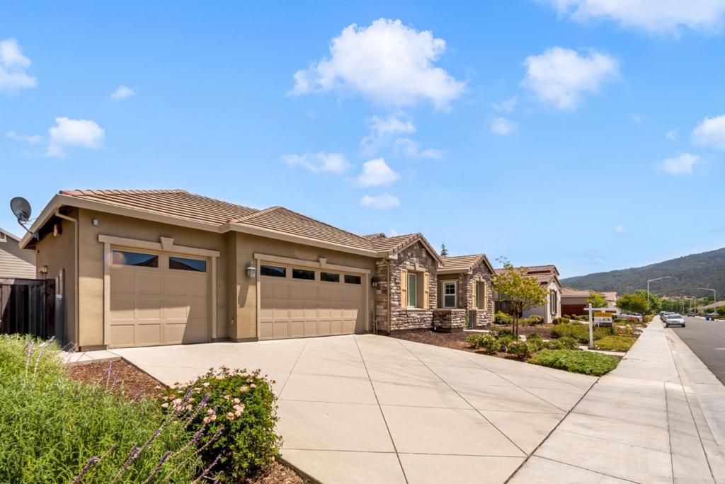 Photo of 7922 Cinnamon Way, Gilroy, CA 95020 (MLS # ML82049149)