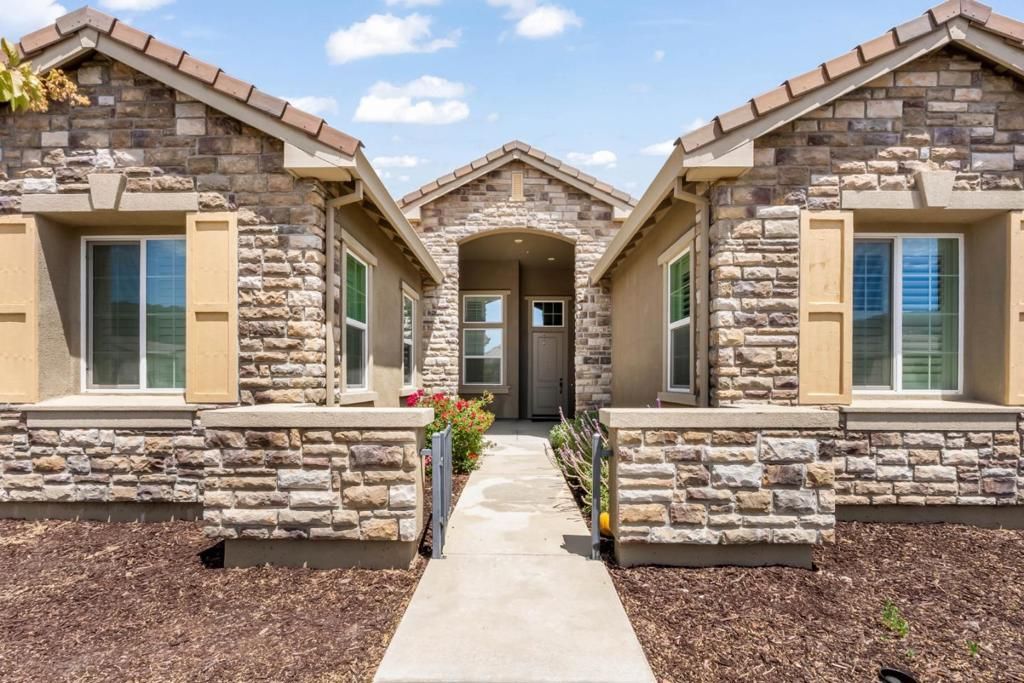 Photo of 7922 Cinnamon Way, Gilroy, CA 95020 (MLS # ML82049149)