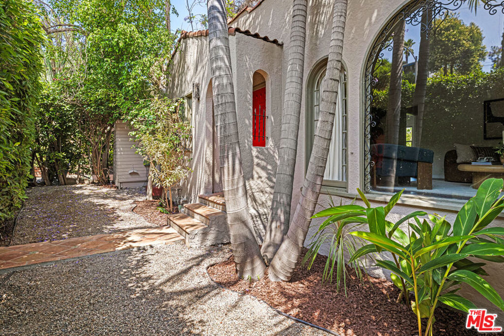 830 Robinson Street
