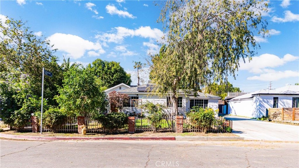 Photo of 7503 Aqueduct Ave, Van Nuys, CA 91406 (MLS # CV25254598)