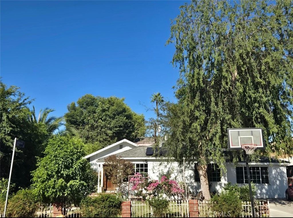 Photo of 7503 Aqueduct Ave, Van Nuys, CA 91406 (MLS # CV25254598)
