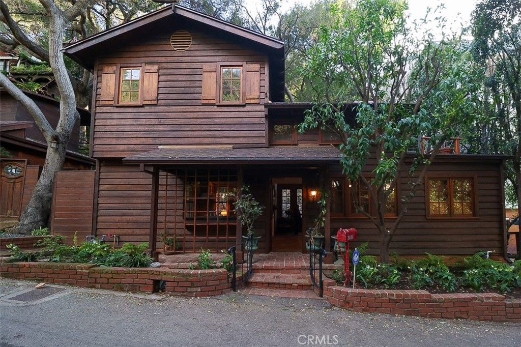 Photo of 9860 Yoakum Drive, Beverly Hills, CA 90210 (MLS # DW26013403)