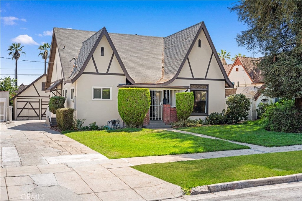 104 E Adams AVE