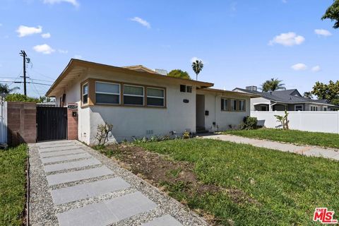 Photo of 6229 Sylvia Avenue, Tarzana, CA 91335 (MLS # 26778779)