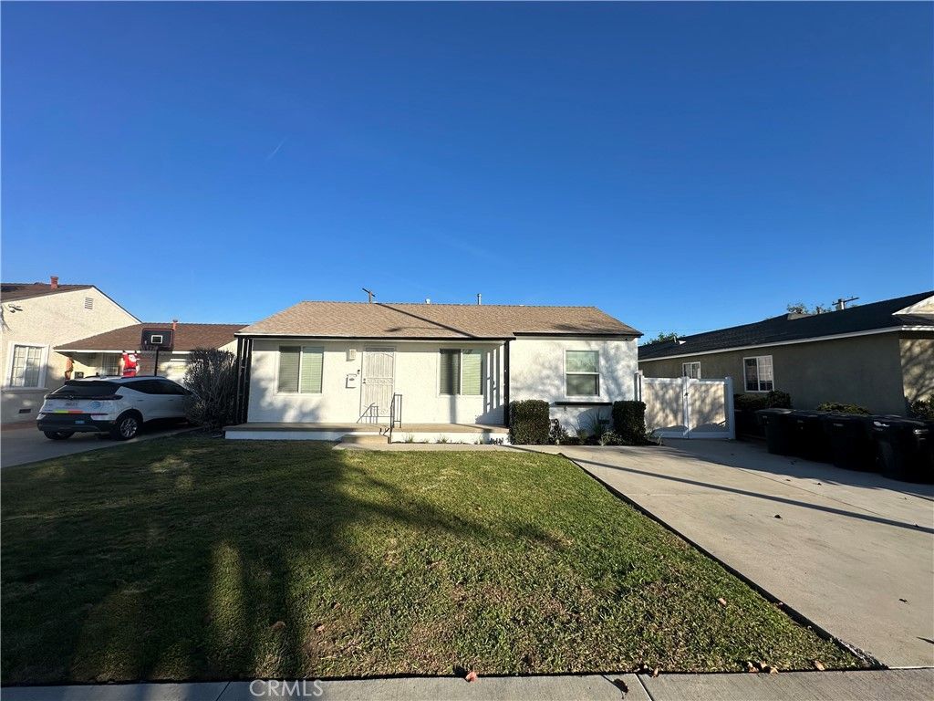 Photo of 13912 Mcnab Ave, Bellflower, CA 90706 (MLS # SR26011061)