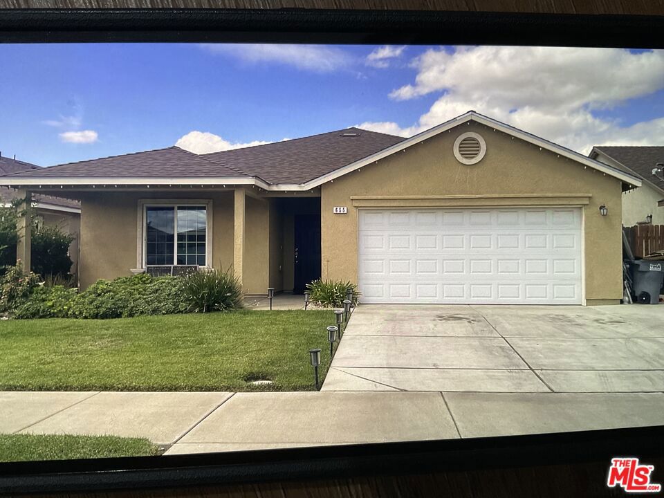 SELLER MUST SELL!! MAKE US AN OFFER.. just minutes from the fast growing UC Merced downtown, shopping district easy access for commuters to highway 99 This Home is perfect for first time buyers, families, retirees or investors looking for strong rental demand.
