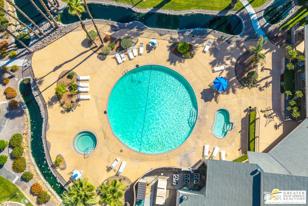 10 International Boulevard