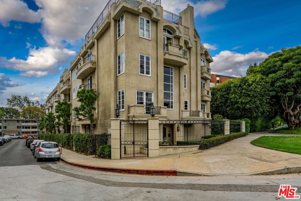 Photo of 11740 W Sunset Boulevard #14, Los Angeles, CA 90049 (MLS # 25595337)