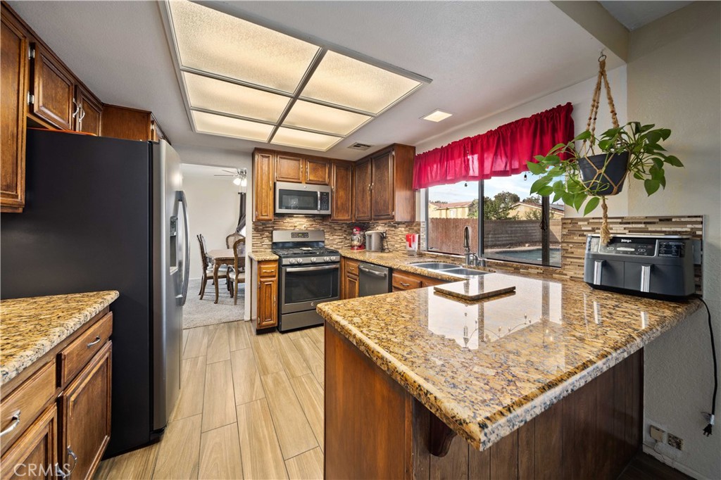 Main image without alt text