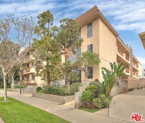 Photo of 104 S Hayworth Avenue #104, Los Angeles, CA 90048 (MLS # 26657699)