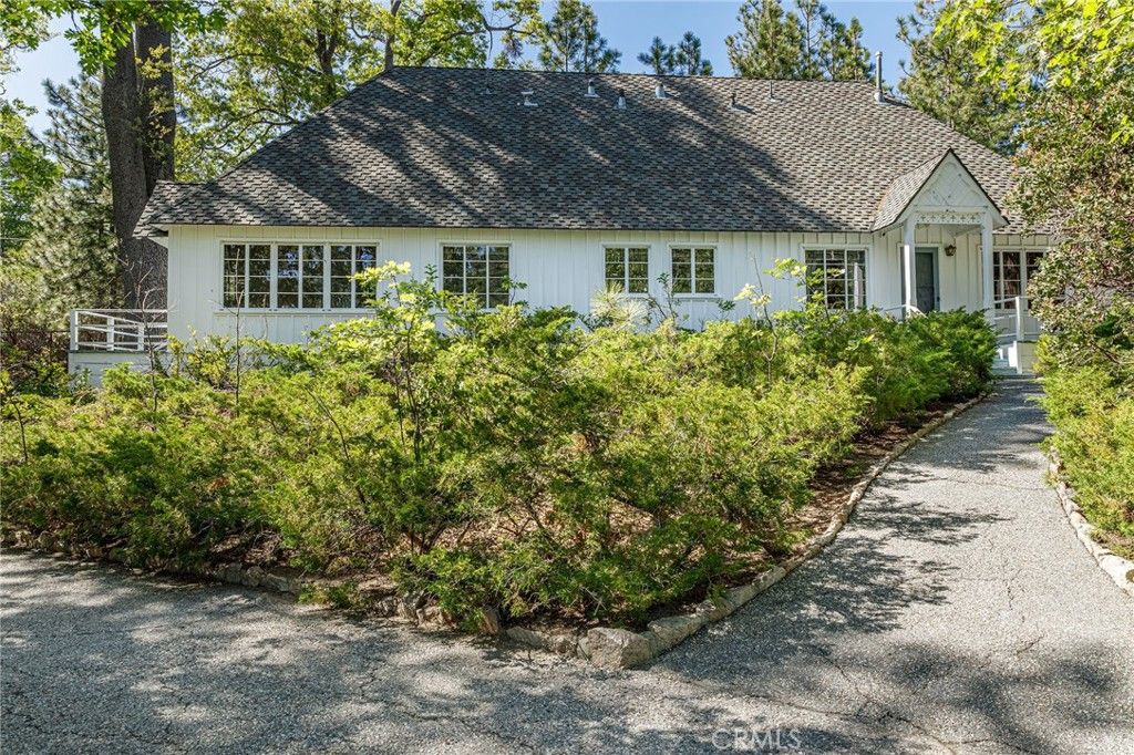 Photo of 28641 North Shore Road, Lake Arrowhead, CA 92352 (MLS # IG26039219)