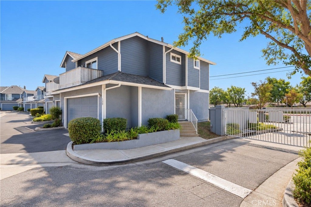 100 N Glendora