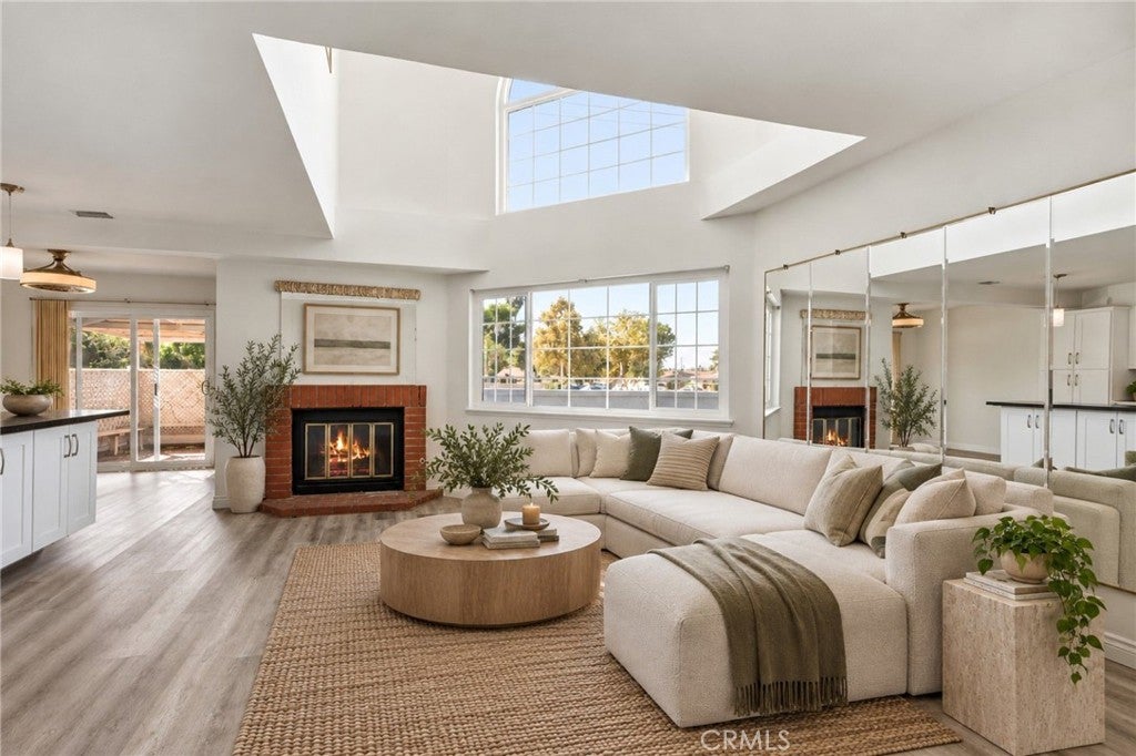 100 N Glendora