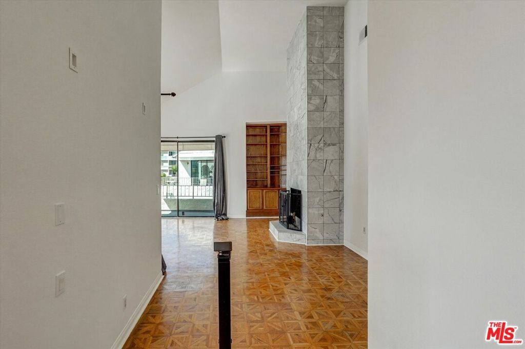 1140 Alta Loma Road 303