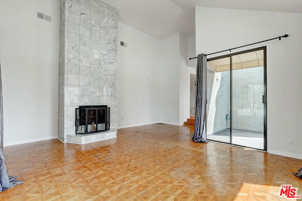 1140 Alta Loma Road 303